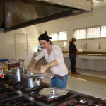 Voluntária Letícia na cozinha
