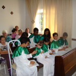 Coroinhas na capela aguardando o sacramento da confissão