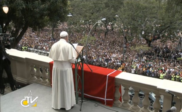 Papa reza o Angelus