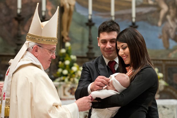 O Papa Francisco dá bênção a bebê durante cerimônia de batismo neste domingo (12) na Capela Sistina, no Vaticano (Foto: L'Osservatore Romano/AP)